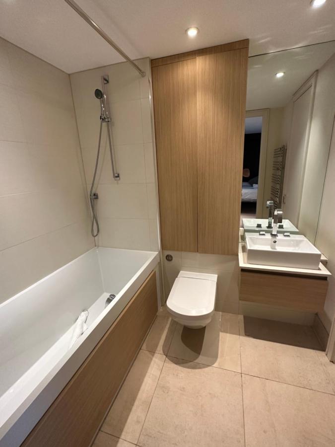 Gunwharf Quays Harbour Apartments بورتسماوث المظهر الخارجي الصورة