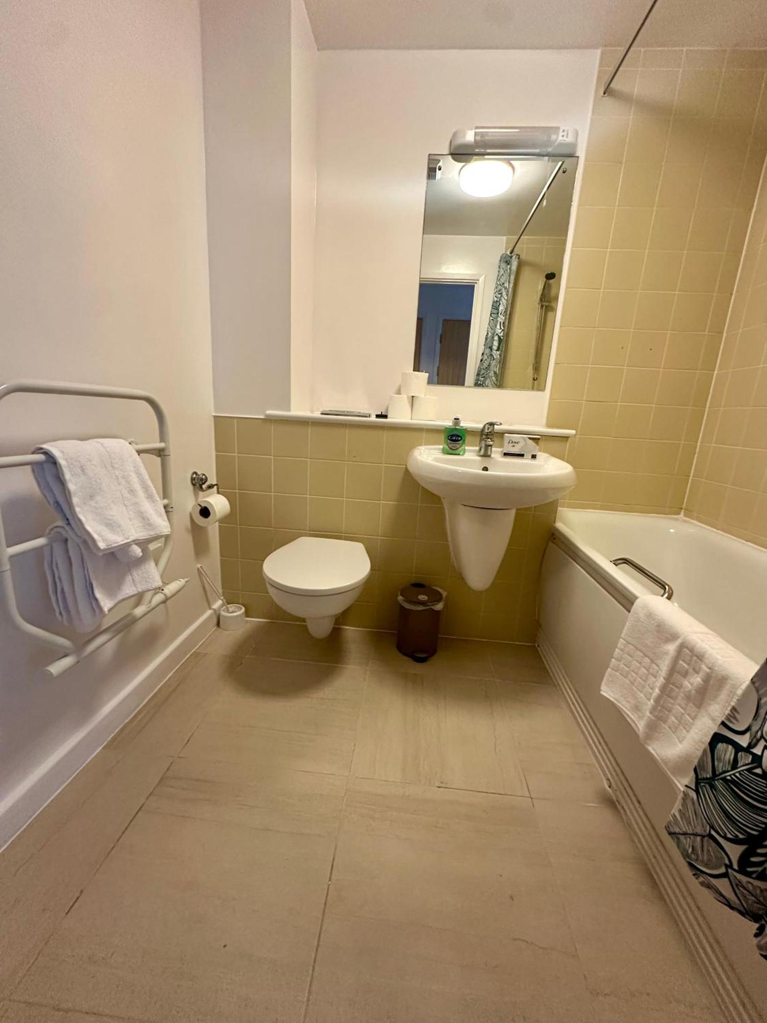 Gunwharf Quays Harbour Apartments بورتسماوث المظهر الخارجي الصورة