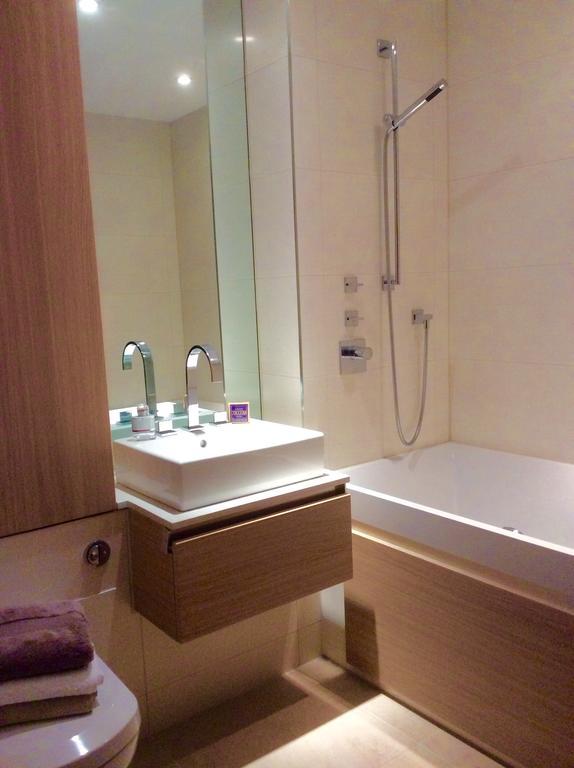 Gunwharf Quays Harbour Apartments بورتسماوث المظهر الخارجي الصورة